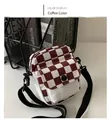 Détail d'un mini sac en toile à damier marron avec bandoulière noire réglable - Café