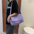 Minimalistische lila Nylon-Umhängetasche mit Klappe und seitlicher Tasche - Lila