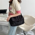 Schwarze Messenger-Tasche aus Nylon in mittlerer Größe mit verstellbarem Riemen für Studenten - Schwarz