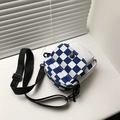Sac bandoulière en toile à damier bleu et blanc avec sangle noire réglable - Bleu