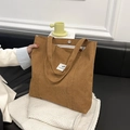 Borsa tote in velluto a coste marrone con texture vintage ed etichetta minimalista - Marrone