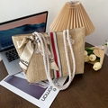 Grand sac cabas en paille tressée beige avec ruban rayé et foulard en soie imprimé - Rayure Rouge Kaki