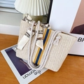 Beige gewebte Stroh-Tote-Bag mit gelb-blauen Streifen und Baumwollseilgriffen - Weiß-Blau