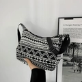 Borsa in tela stile etnico con motivo geometrico bianco e nero e tracolla regolabile - Nero