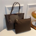 Dunkelbraunes Set aus Shopper und kleiner Tasche aus mattem Leder mit verstellbaren Riemen - Kaffeebraun