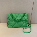 Sac à bandoulière matelassé vert vif en nylon brillant avec une texture de nuage - Vert