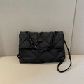 Sac bandoulière matelassé noir chic avec chaîne en résine et bandoulière textile - Noir