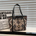 Ethno-Tote-Bag mit geometrischem Jacquard-Muster, schwarzen PU-Griffen und viel Platz - Schwarz
