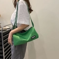 Grüne Crossbody-Sporttasche aus Nylon mit breitem Trageriemen und modischem Label - Grün