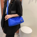 Blaue minimalistische Nylon-Umhängetasche für Fitness mit schwarzem Label und Gurtband - Blau
