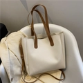 Witte minimalistische zachte leren draagtas met bruine handvatten en schouderriem - Wit