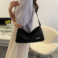 Minimalistische schwarze Crossbody-Sporttasche mit verstellbarem Riemen und Label - Schwarz