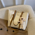 Minimalistische roomwitte leren shopper met bruine banden en een schattige berenhanger - Wit Met Hanger