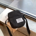 Zwarte mini crossbodytas van corduroy met verstelbare riem en modieus logo-patch - Zwart