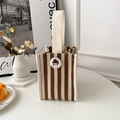 Bolso tote vertical con rayas marrones y blancas con un lindo pin de dibujos y asa corta - Marrón