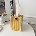 Bolso elegante con rayas amarillas y blancas y un lindo broche de dibujos rosa - Amarillo