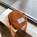 Bruine corduroy crossbody tas voor mobiele telefoon met Fashion Instinct label en riem - Bruin