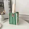 Bolso de lona a rayas verdes y blancas con un lindo pin de dibujos animados - Verde