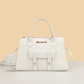 Dettaglio della borsa trapuntata bianca con eleganti finiture dorate e trama a scacchi - Bianco