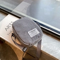 Mini grijze corduroy schoudertas met verstelbare riem en decoratief label - Grijs