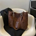 Donkerbruine suède shopper tas met H0070-belettering en metalen ketting schouderriem - koffiekleur