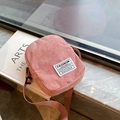 Roze corduroy mini crossbodytas met verstelbare riem en een minimalistisch label - Roze