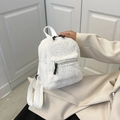 Mini zaino bianco in ecopelliccia di agnello per donna con texture morbida e zip nere - Bianco