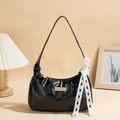 Borsa a spalla in similpelle lucida nera con placca dorata e nastro in pizzo bianco - Nero