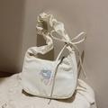 Borsa bianca a mezzaluna con tracolla a pieghe e toppa blu a cuore con balena - Bianco