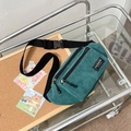 Dunkelgrüne Cord-Gürteltasche mit verstellbarem schwarzem Gurt und zwei Reißverschlussfächern - Grün