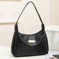 Schicke schwarze Schultertasche mit Webstruktur und goldener Metallplakette - Schwarz