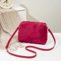 Sac à bandoulière en peluche magenta avec fourrure synthétique douce et sangle en cuir - Rouge