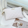 Elegante borsa bianca trapuntata con finiture dorate e ampia tracolla in tela - Bianco