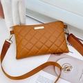 Karamelbruine gewatteerde crossbodytas met goudkleurige hardware en stoffen schouderriem - Bruin