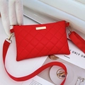 Borsa a tracolla rossa trapuntata a rombi con cinturino in tessuto regolabile - Rosso