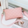 Borsa a tracolla trapuntata rosa con dettagli metallici dorati e tracolla regolabile - Rosa