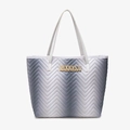 Borsa tote sfumata con trapuntatura a V e logo metallico dorato sulla parte frontale - Grigio