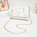 Sac à bandoulière en cuir blanc avec broderie florale élégante et chaîne dorée chic - Blanc
