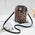 Borsa a tracolla leopardata per cellulare con corona dorata, nappa e patta nera - Marrone Nero