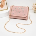 Sac à bandoulière rose avec broderie florale et chaîne dorée au style minimaliste - Rose