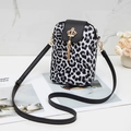 Borsa a tracolla con stampa leopardata bicolore, nappa dorata e dettaglio corona - Nero & Bianco