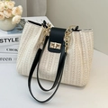 Beige Stroh-Beuteltasche mit schwarzem Lederbesatz und edlem goldfarbenem Kettenriemen - Schwarz