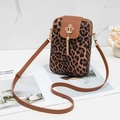 Borsa a tracolla leopardata con patta in pelle marrone e ciondolo a corona dorata - Marrone