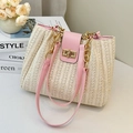 Cremefarbene Web-Tasche mit rosa Lederbesatz und Goldkette in stilvoller Szenerie - Rosa