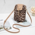 Borsa a tracolla leopardata per cellulare con patta in pelle kaki e nappina a corona oro - Cachi