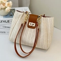Beige gewebte Strohtasche mit brauner Lederklappe und goldener Kettenverzierung - Braun