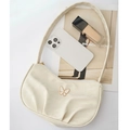 Borsa sottobraccio in pelle beige a pieghe con farfalla e tracolla sottile - Bianco