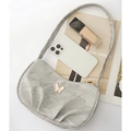 Borsa sottospalla grigio chiaro increspata con fibbia a farfalla bianca e tracolla - Grigio