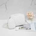 Witte gewatteerde crossbodytas met brede riem en bijpassende kleine portemonnee - Wit