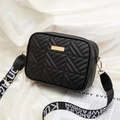 Borsa a tracolla trapuntata nera con hardware dorato e ampia tracolla con logo moda - Nero
